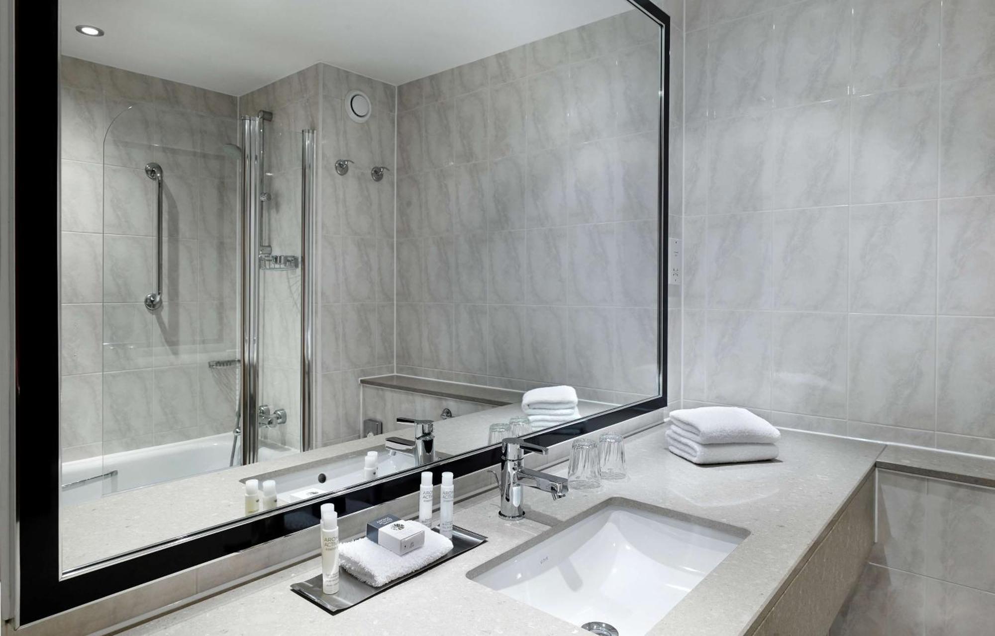 Doubletree By Hilton Woking Hotel Kültér fotó