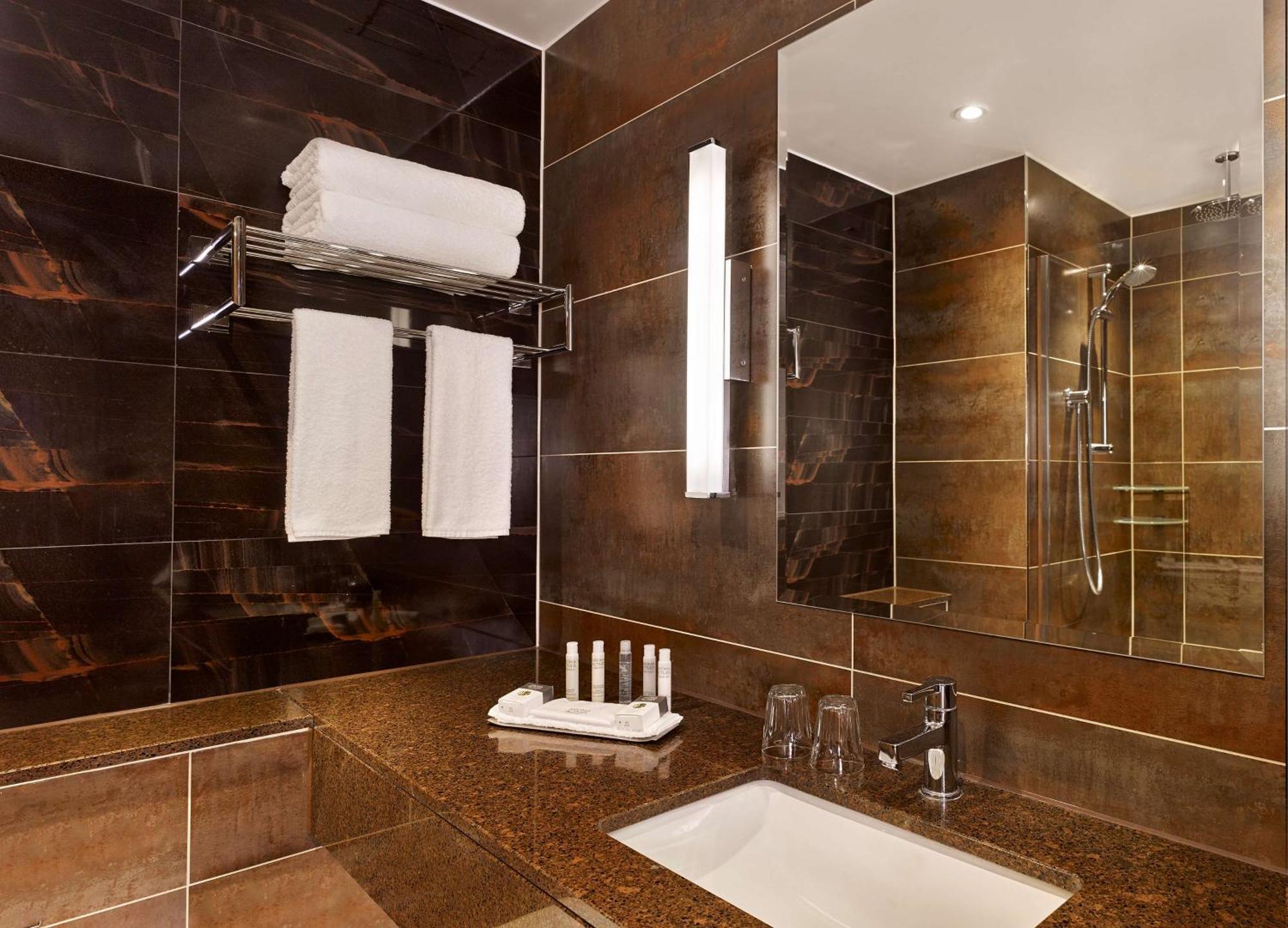 Doubletree By Hilton Woking Hotel Kültér fotó