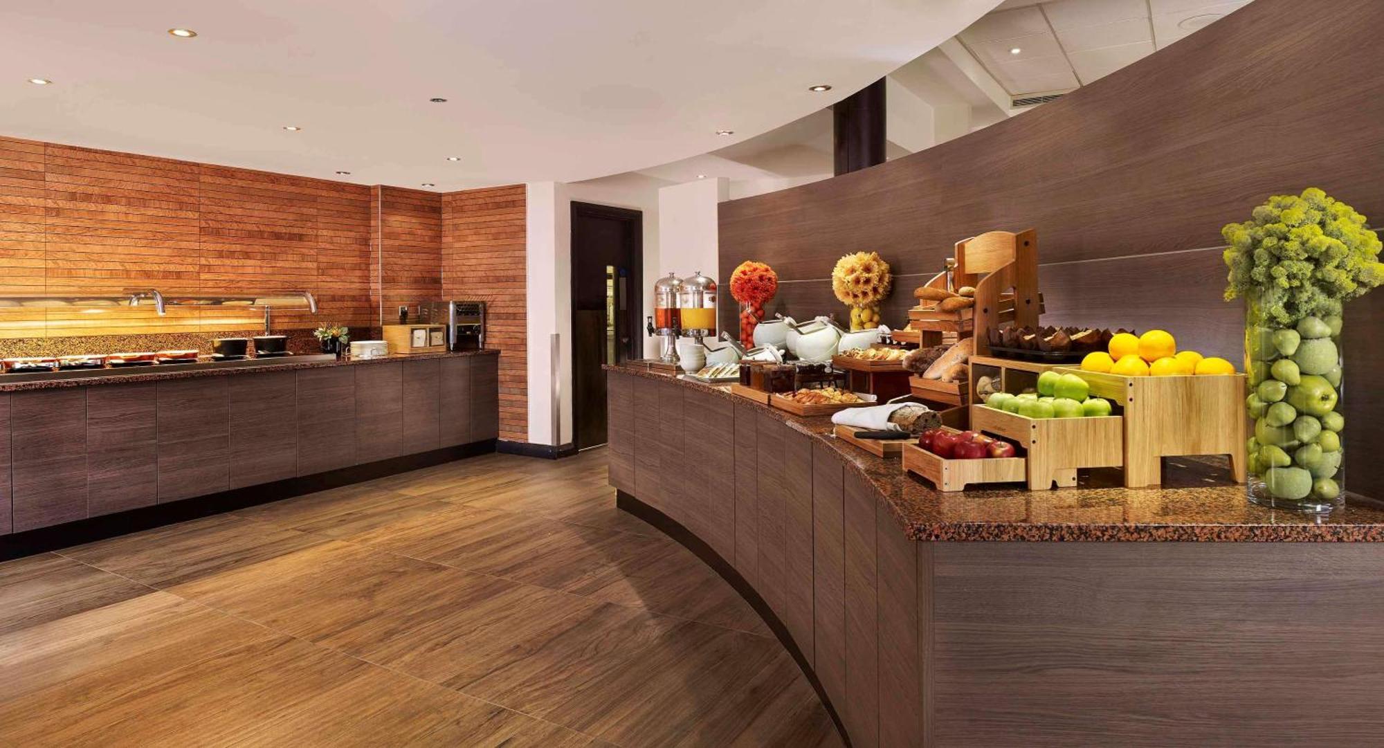 Doubletree By Hilton Woking Hotel Kültér fotó
