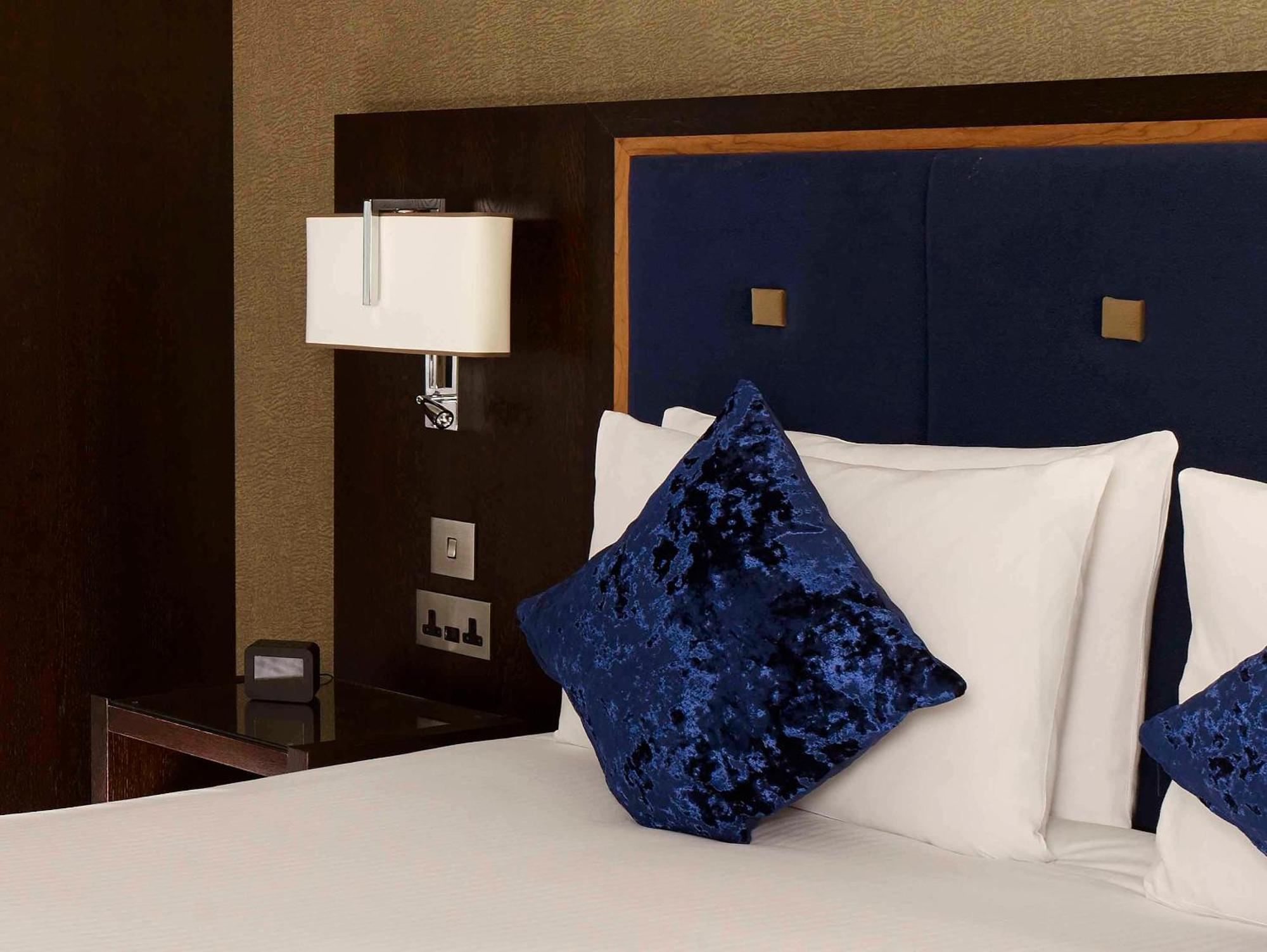 Doubletree By Hilton Woking Hotel Kültér fotó