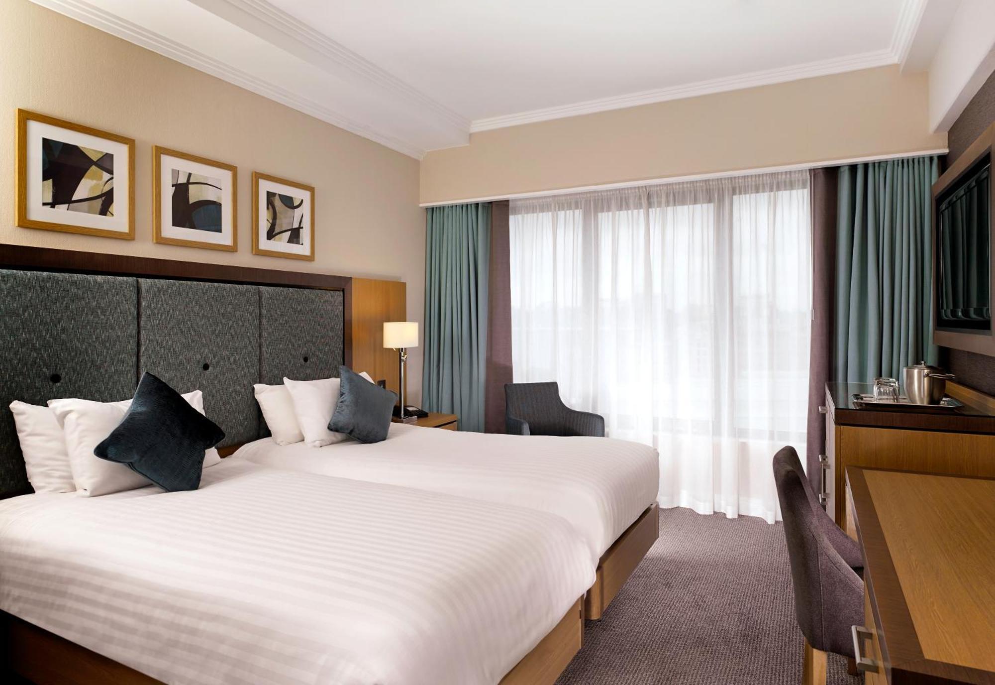 Doubletree By Hilton Woking Hotel Kültér fotó