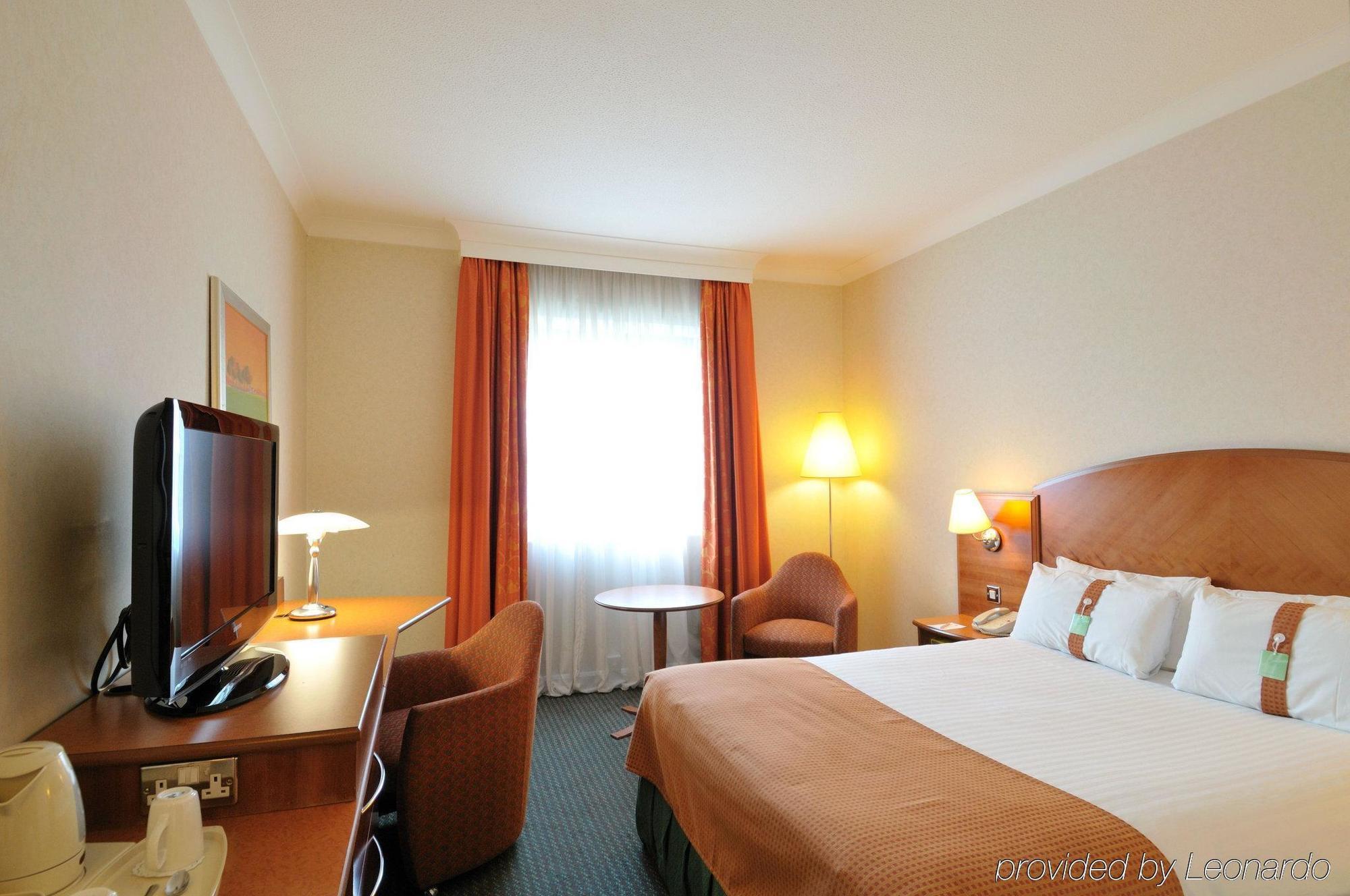 Doubletree By Hilton Woking Hotel Szoba fotó