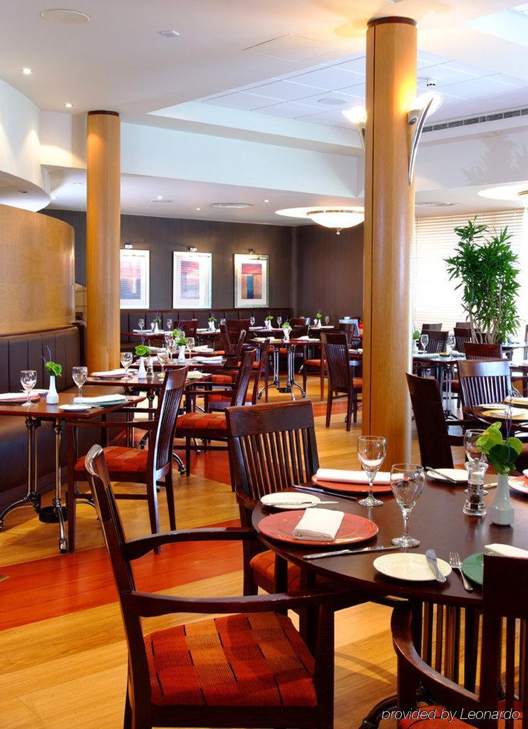 Doubletree By Hilton Woking Hotel Étterem fotó