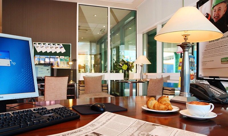Doubletree By Hilton Woking Hotel Kültér fotó