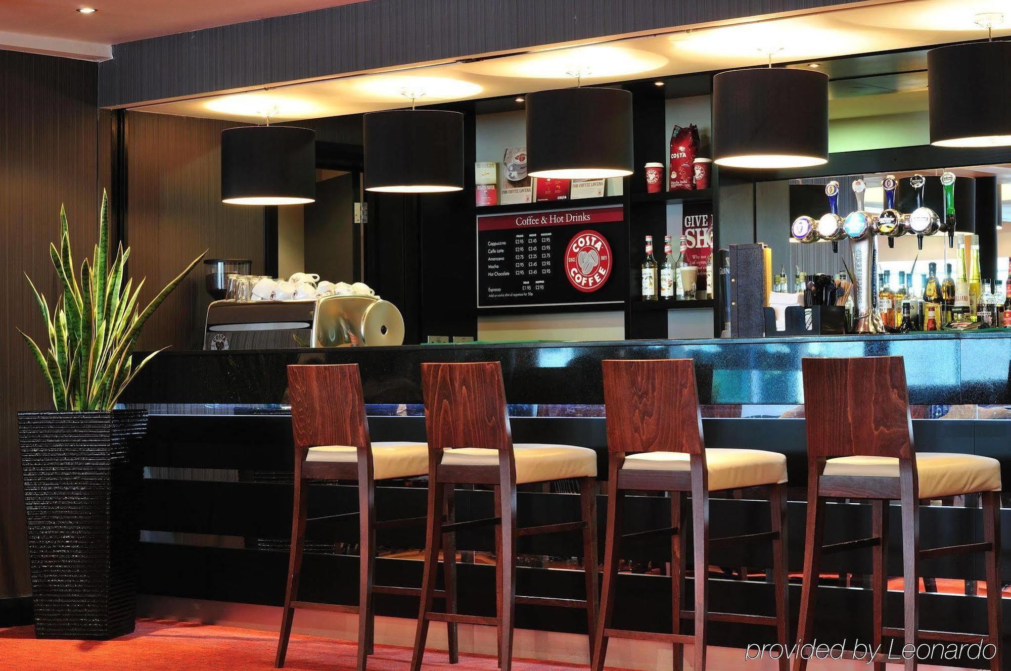 Doubletree By Hilton Woking Hotel Étterem fotó