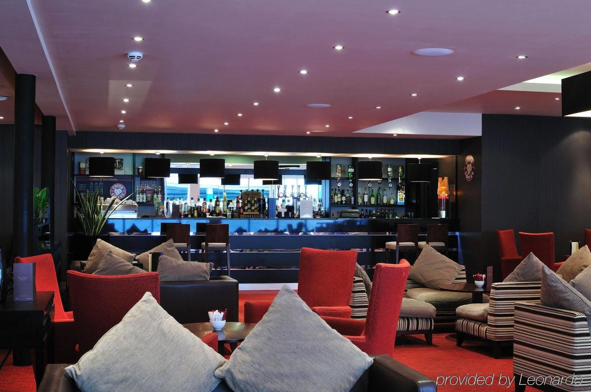 Doubletree By Hilton Woking Hotel Beltér fotó